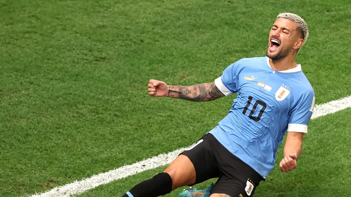 Jogador do Uruguai comemorando gol com a camisa da Celeste
