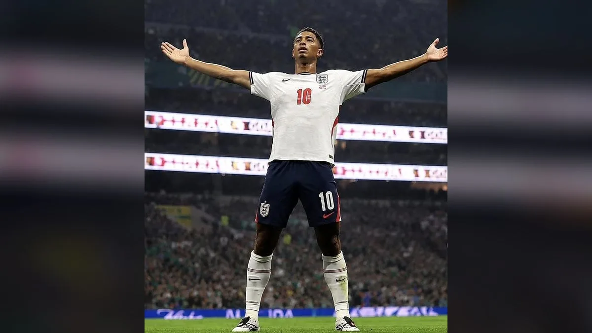 Jude Bellingham celebra gol da Inglaterra sobre o México nas oitavas da Copa do Mundo 2026 no Estádio Azteca