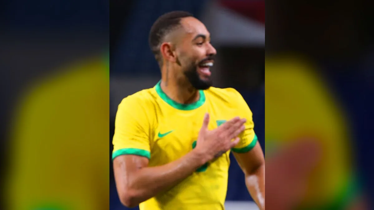 Matheus Cunha com a camisa da Seleção Brasileira comemorando gol pela Copa