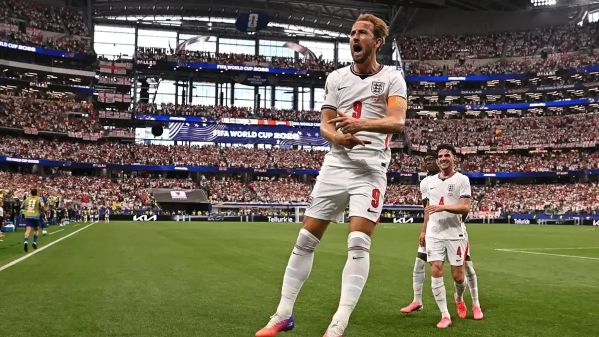 Harry Kane comemorando gol com a camisa da seleção da Inglaterra