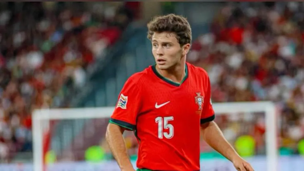 João Neves com a camisa da seleção de Portugal