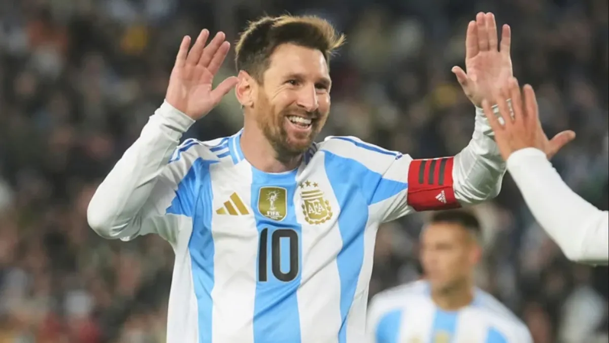 Lionel Messi comemorando com a camisa da seleção da Argentina