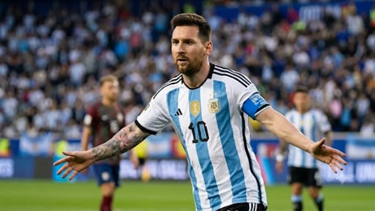 Lionel Messi comemorando de braços abertos com a camisa 10 da seleção da Argentina na Copa 2026
