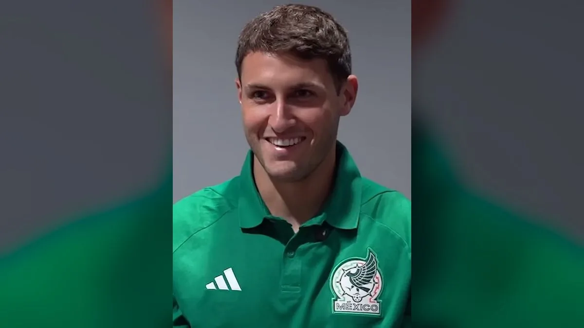 Santiago Giménez com a camisa da seleção mexicana