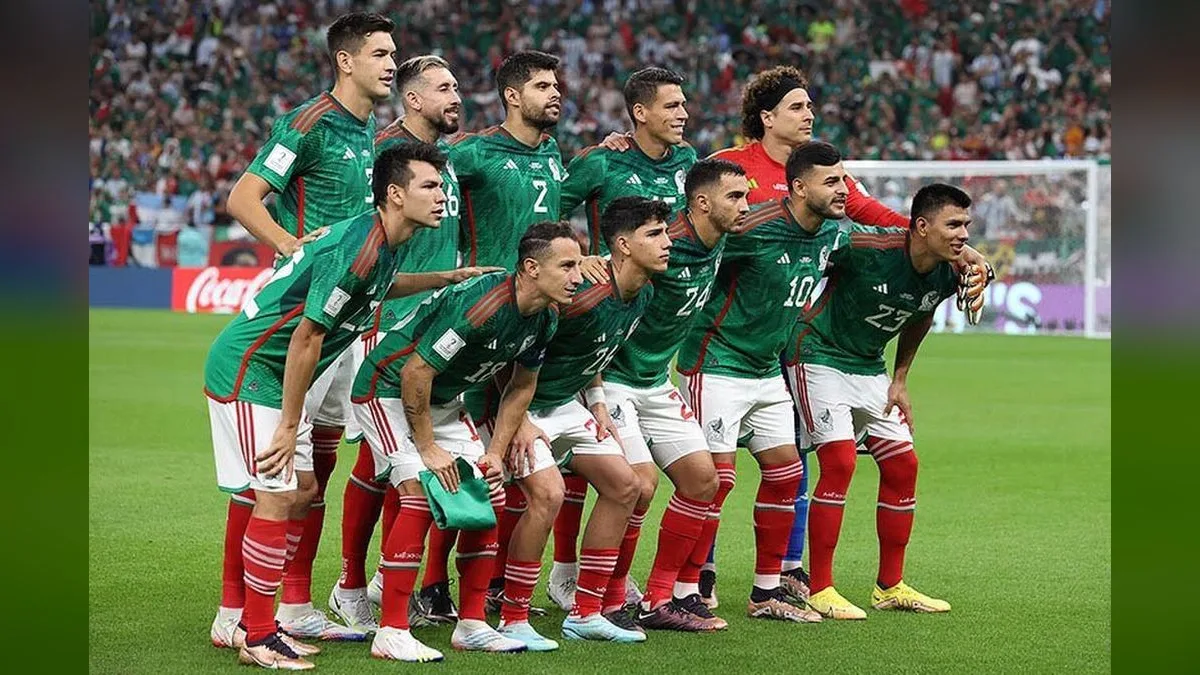 Seleção mexicana perfilada antes de partida de Copa do Mundo